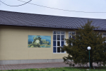 Новое черепичное покрытие шоколадного цвета установлено на здании культурного учреждения станицы Тверской