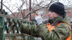 Апшеронские студенты-волонтеры оказали помощь ветерану труда