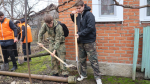 Апшеронские студенты-волонтеры оказали помощь ветерану труда