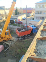 Ремонт кровли многоквартирного дома ведется в Апшеронске