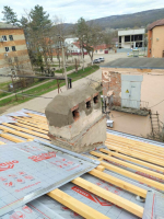 Ремонт кровли многоквартирного дома ведется в Апшеронске