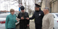 Сотрудники полиции в рамках оперативно-профилактического мероприятия «Правопорядок» раздали памятки с предупредительной информацией - Газета Апшеронский рабочий