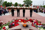 В Апшеронске у Вечного огня возложили цветы