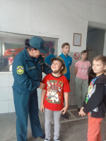 В Апшеронске огнеборцы продолжают проводить Дни открытых дверей для детей
