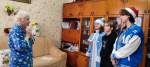 Дети социального центра поздравили с Новым годом почитаемуюи жительницу Апшеронска