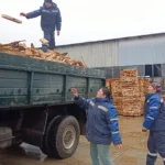 Сегодня в Апшеронске матери участника СВО безвозмездно привезли дрова
