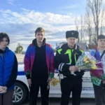 Акцию «Цветы для автоледи» провели в Апшеронском районе