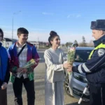 Акцию «Цветы для автоледи» провели в Апшеронском районе