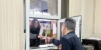 В Апшеронске сотрудники МРЭО поздравили автоледи с праздником 8 марта - Газета Апшеронский рабочий