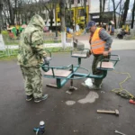 Уборка погостов, ремонты детских площадок, замена освещения — в Апшеронске продолжается санитарный месячник
