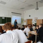 В школе №3 города Апшеронска огнеборцы провели профориентационную работу с учащимися 9-10-11 классов