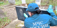 Сотрудники МЧС России перед праздником Пасхи привели в порядок места захоронения ветеранов пожарной охраны - Газета Апшеронский рабочий