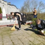 Учащиеся школы №30 хутора Николаенко провели субботник на мемориале