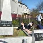 Учащиеся школы №30 хутора Николаенко провели субботник на мемориале