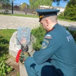 Сотрудники МЧС Апшеронска возложили цветы, почтив память героев