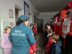 С профессией огнеборца познакомились ребята апшеронского детского оздоровительного лагеря