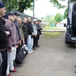 Сегодня из Апшеронска на срочную службу в армию отправились 20 новобранцев