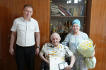 Медаль «За любовь и верность» вручил сегодня глава района супругам Курпасовым