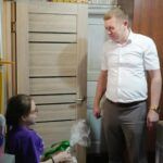 Компьютер для учебы девушке с редким заболеванием приобрёл глава Апшеронского района Алексей Передереев