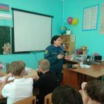 В Апшеронском районе сотрудники МЧС России проводят открытые уроки по основам безопасности жизнедеятельности