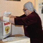 В Апшеронске для удобства маломобильных граждан идет голосование на дому