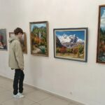 С искусством художников и рукодельниц познакомились ребята апшеронского социального центра
