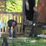 Казаки обустраивают конюшню для лошадей на Казачьем кордоне в Апшеронске