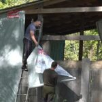 Казаки обустраивают конюшню для лошадей на Казачьем кордоне в Апшеронске