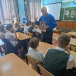 Для хадыженских школьников организовали творческую встречу с местным поэтом Василием Макарчуком