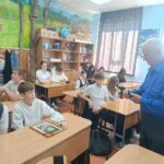 Для хадыженских школьников организовали творческую встречу с местным поэтом Василием Макарчуком