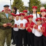 Более 180 апшеронских школьников приняли в ряды «ЮНАРМИИ» в Апшеронске у мемориала «Вечный огонь»