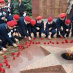 Более 180 апшеронских школьников приняли в ряды «ЮНАРМИИ» в Апшеронске у мемориала «Вечный огонь»